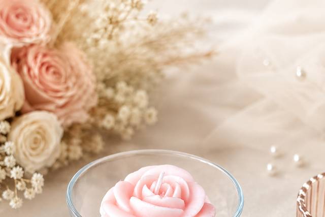 Vela  rosa clara no vidro