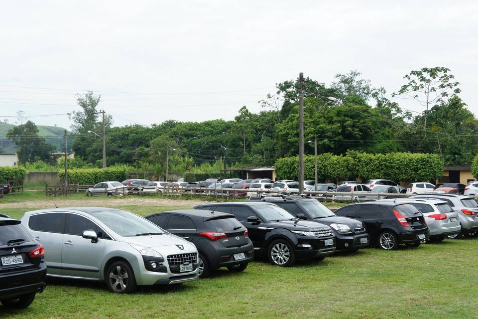 Amplo estacionamento