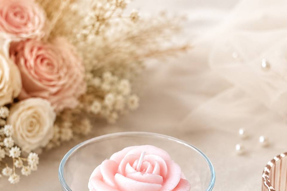 Vela  rosa clara no vidro