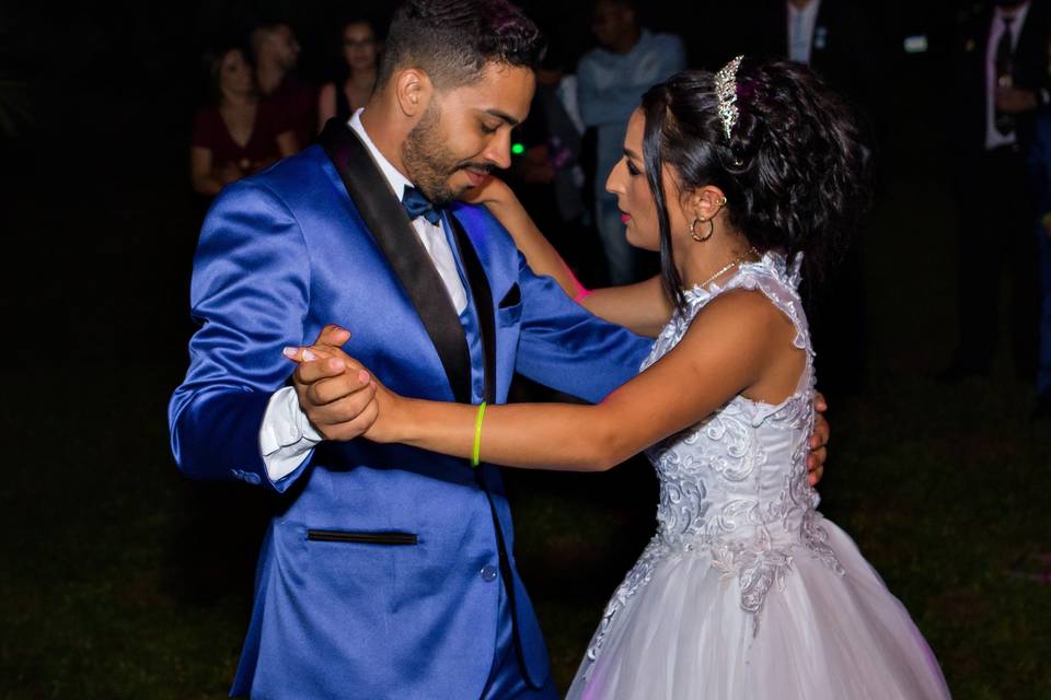 Casal dança de felicidades