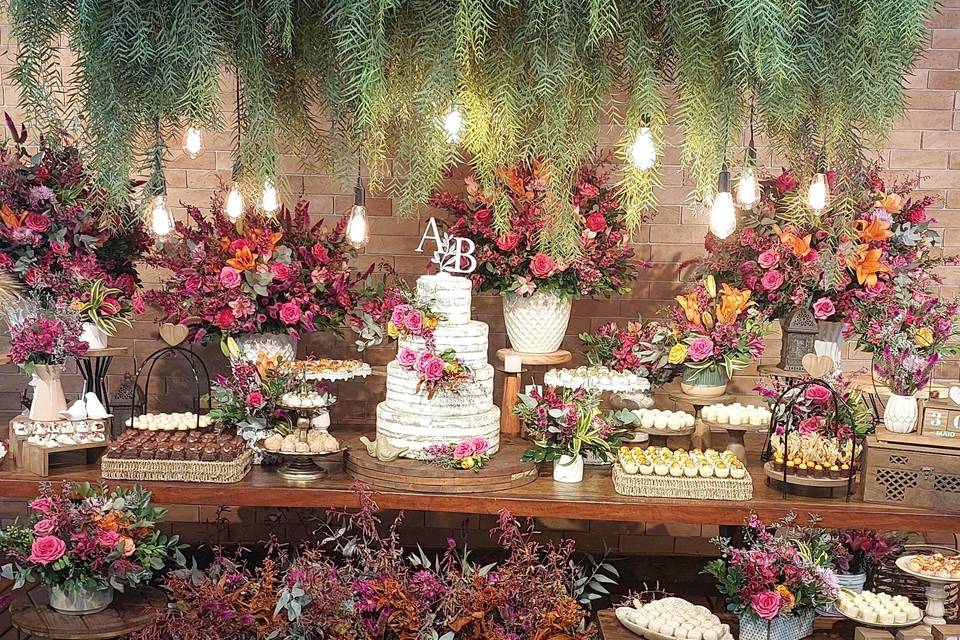 Mesa com Doces Variados