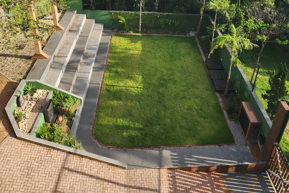 Gramado e arquibancada