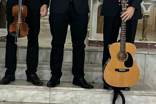 Cantor, violino e violão