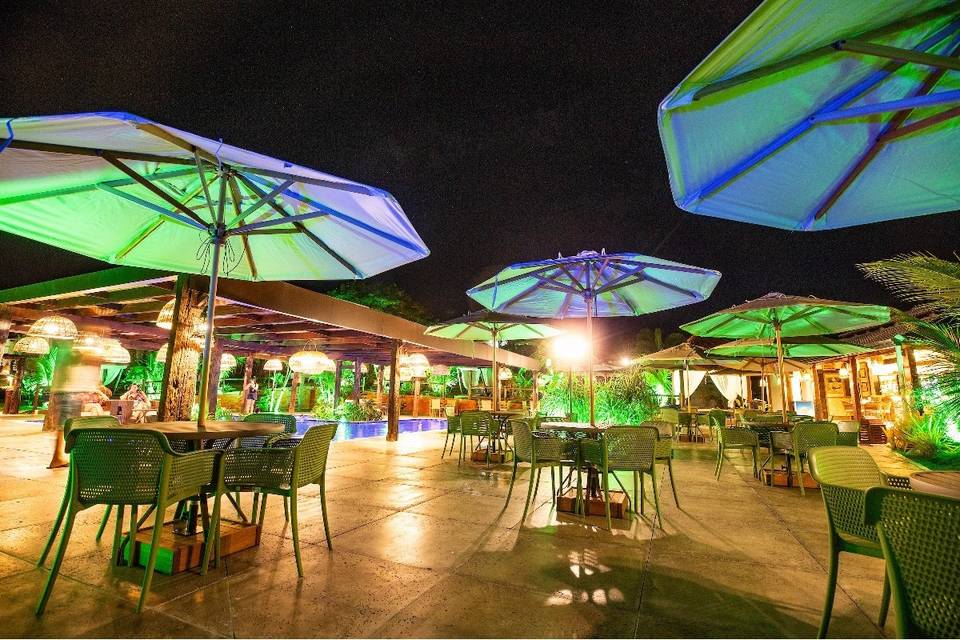 Área da piscina (noite)
