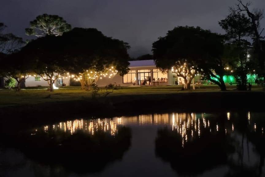 Lago iluminado a noite