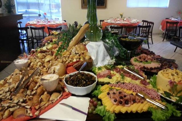 Mesa frios, pães e frutas
