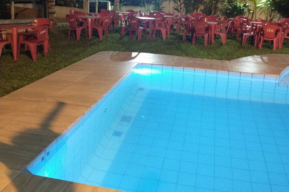 Luzes na piscina a noite