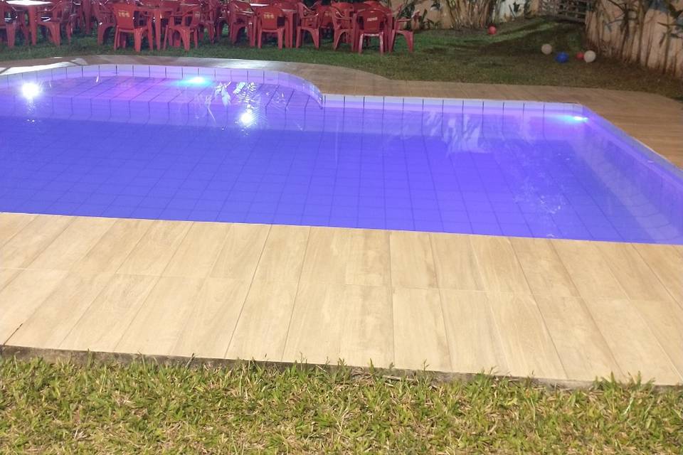 Luzes na piscina a noite