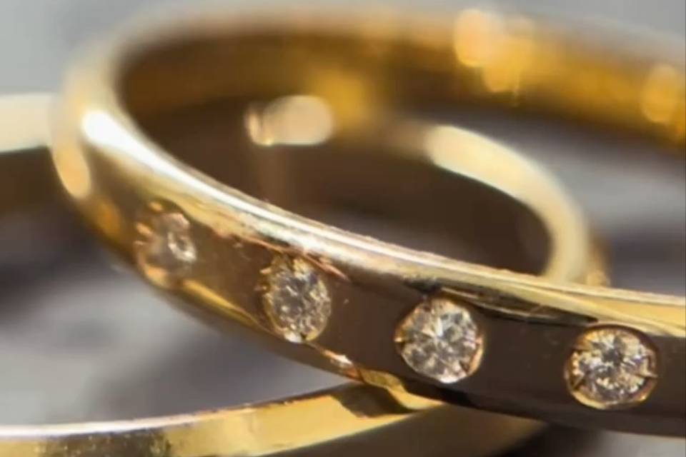 Aliança em Ouro com Diamantes