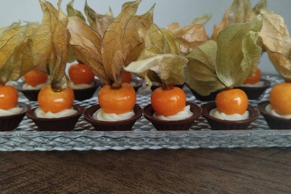 Physalis com brigadeiro branco