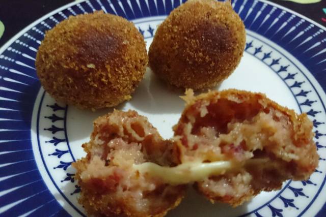 Bolinha de calabresa c/ queijo