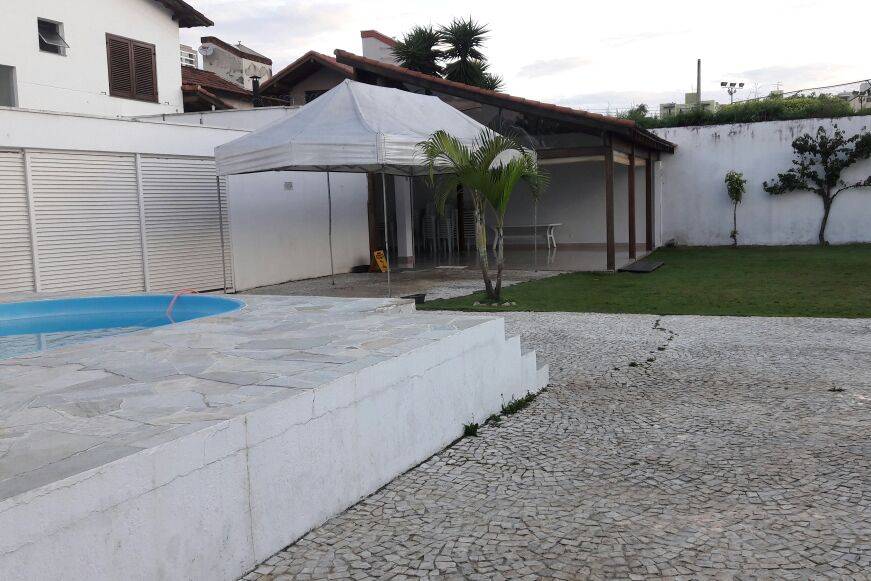 Jardim e piscina