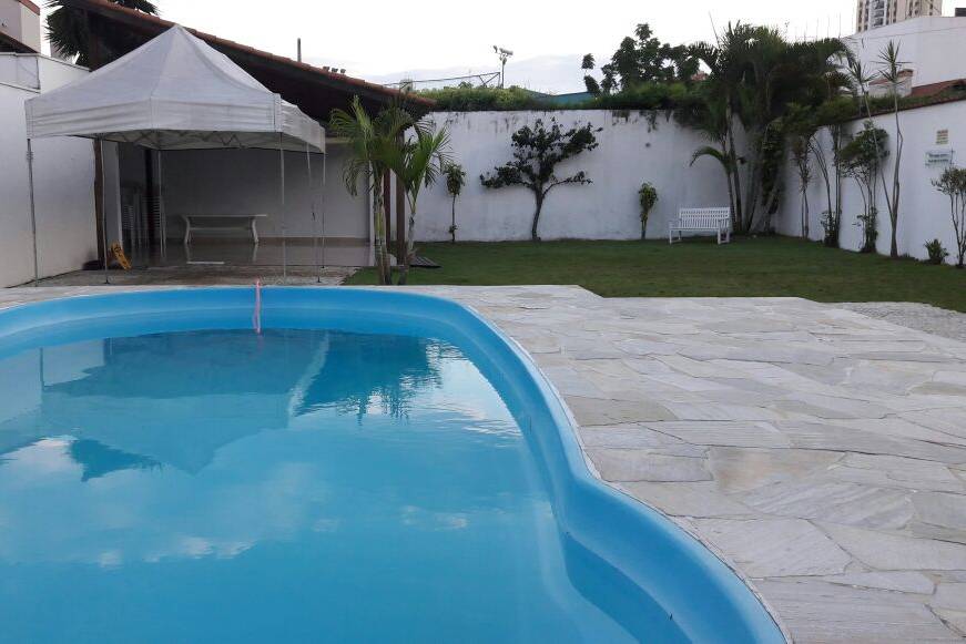 Jardim e piscina com tenda