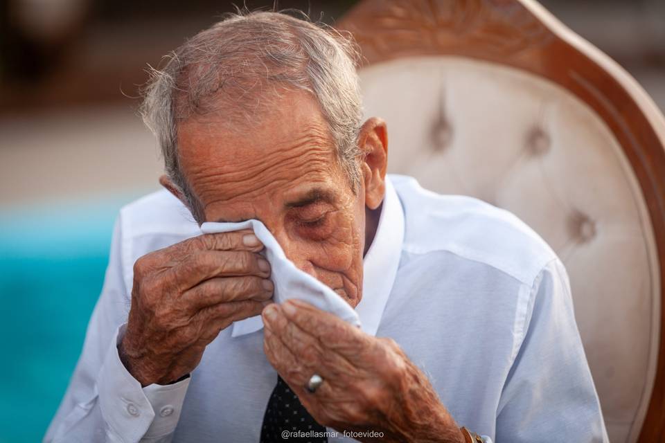 Avô emocionado