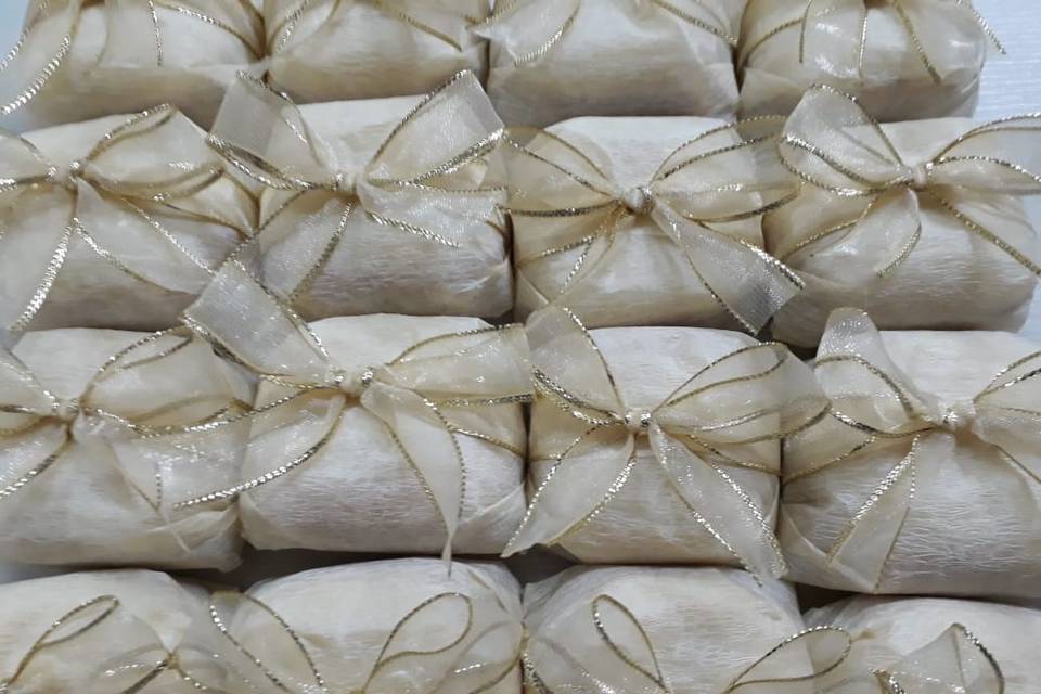 Bem casados com laço dourado