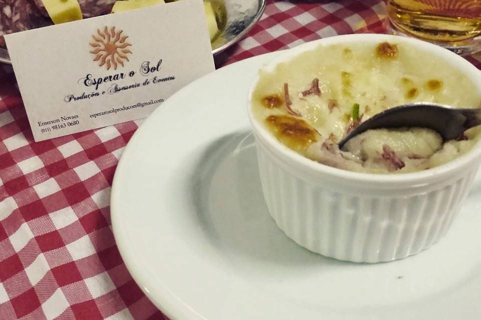 Bela mesa de quitutes