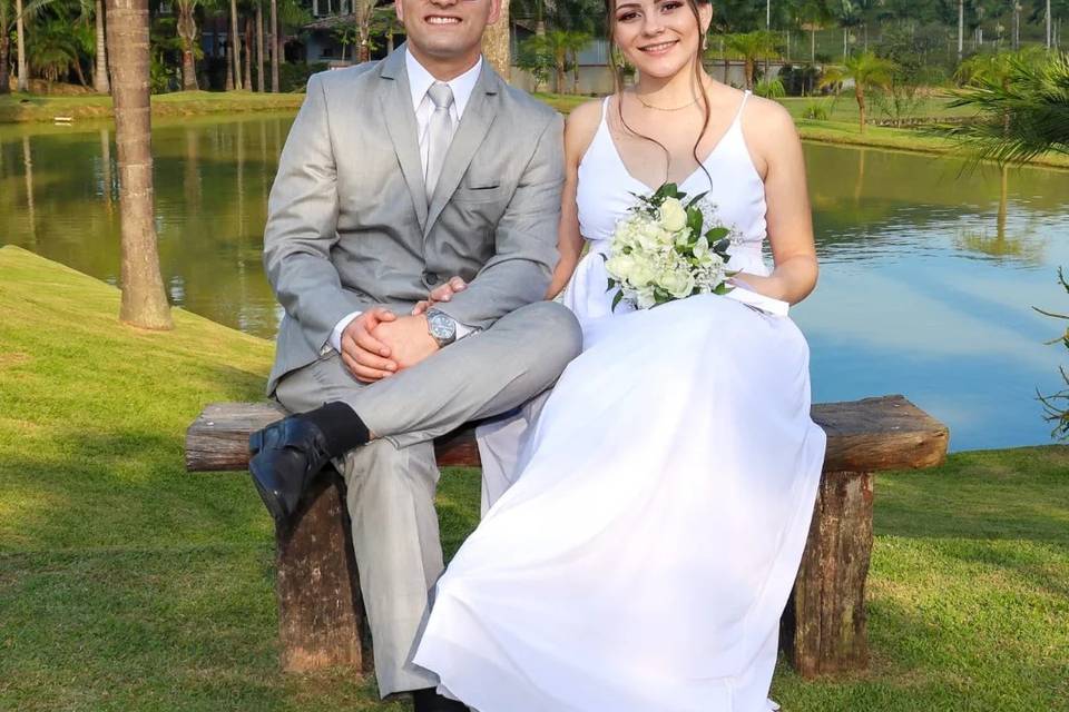 Casal no lago