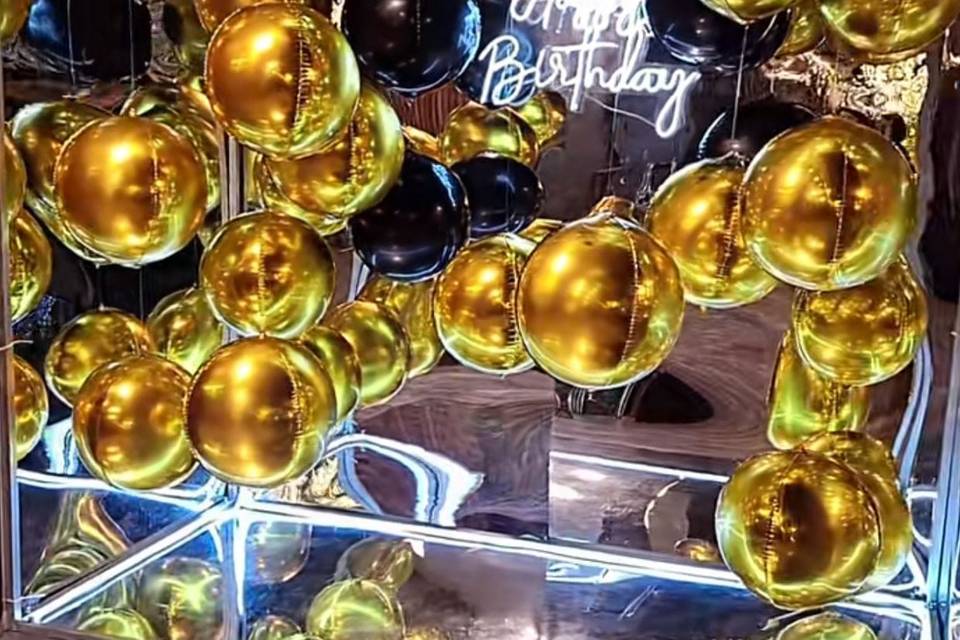 Cenário preto com dourado
