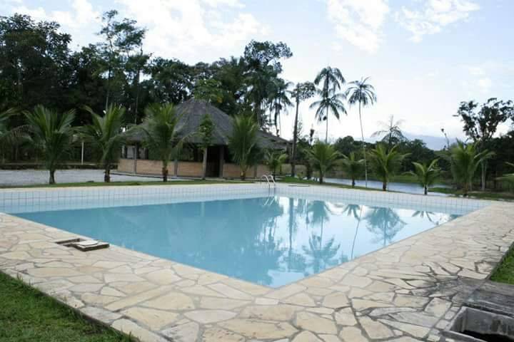 Piscina com Quiosque ao Fundo