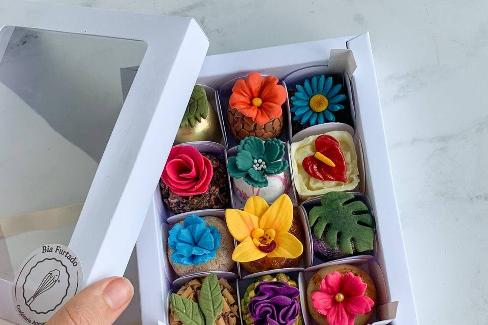 Doce floral na paleta da festa