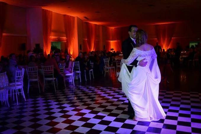 A noiva e o noivo dançando