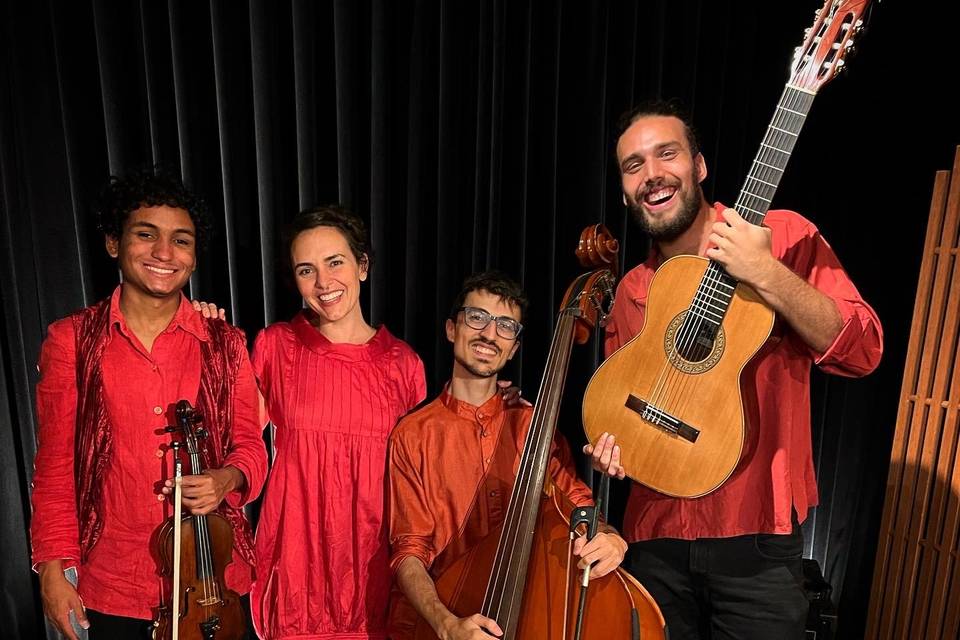 Com Amor, Banda