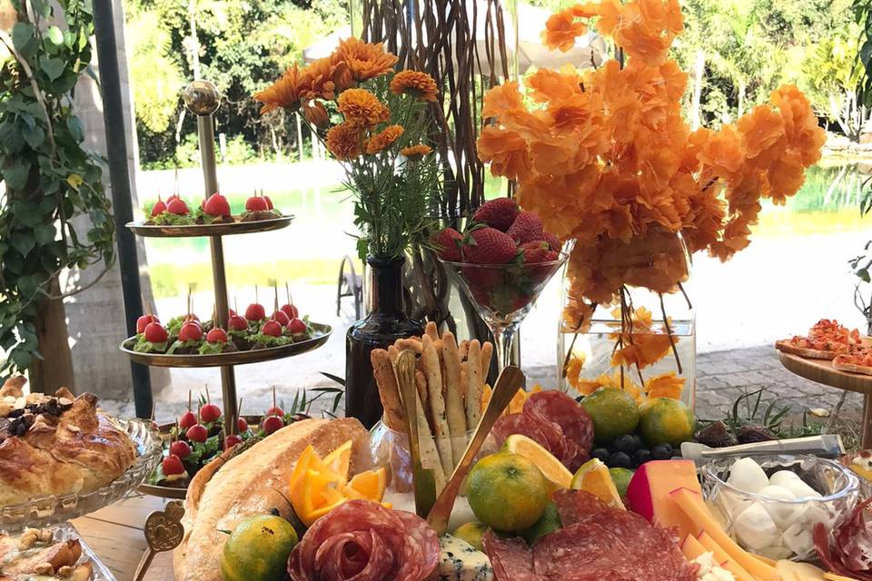 Mesa de frios e frutas