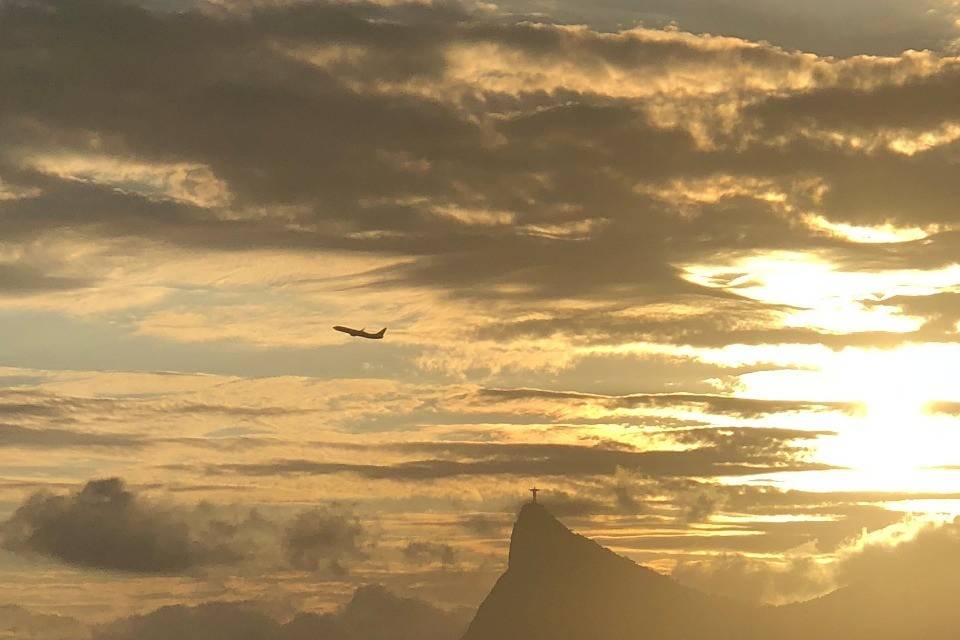 Por do sol com avião ao fundo