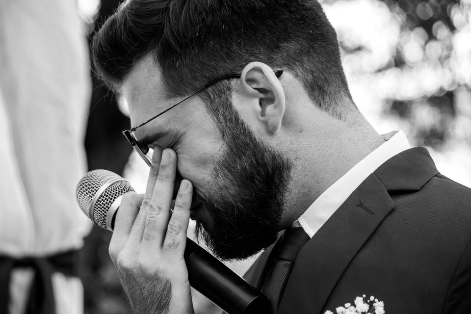 Noivo Emocionado