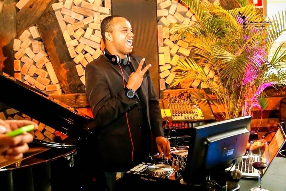 DJ em evento com piano