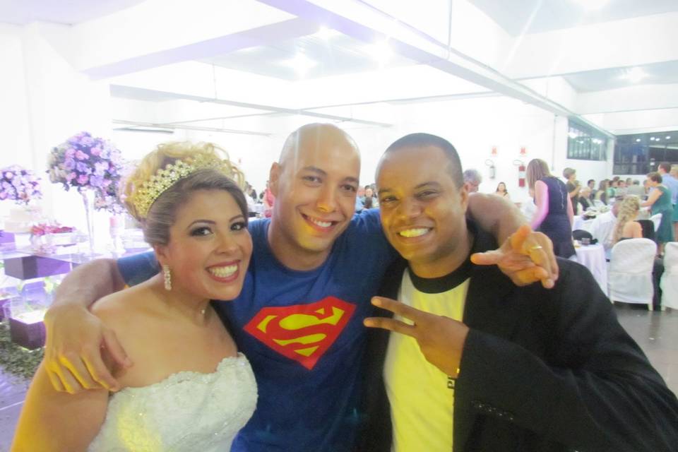 DJ com noiva e convidado