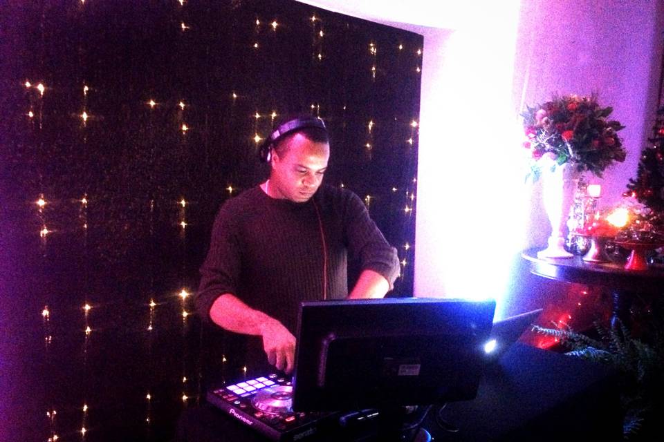 DJ em casamento com iluminação cênica