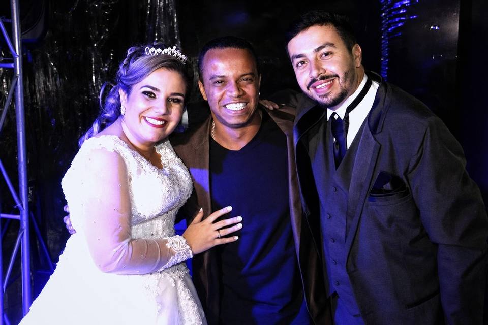 DJ com casal de noivos