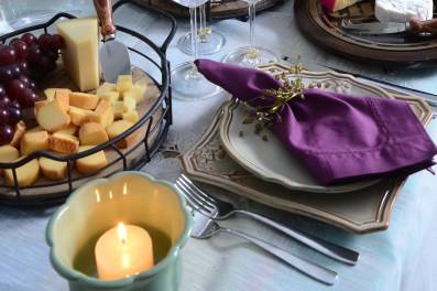 Mesa posta queijos e vinhos