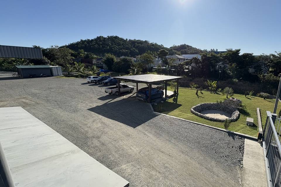 Pátio externo/estacionamento