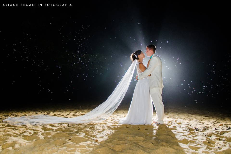 Casamento noturno na praia