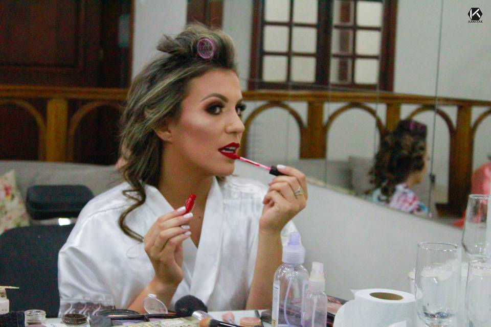 Inclusive ela se maquiando