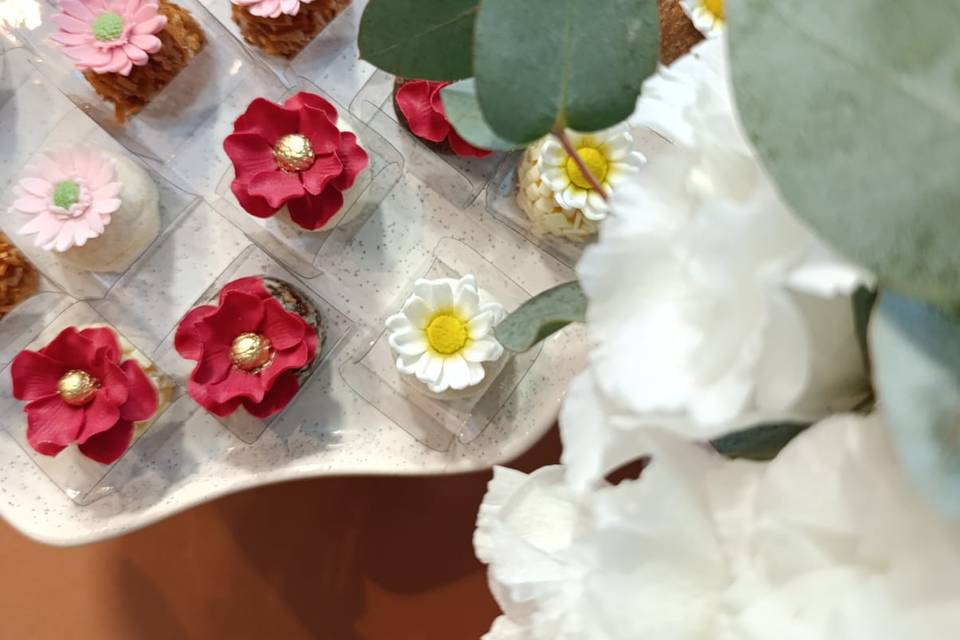Brigadeiros florais variados