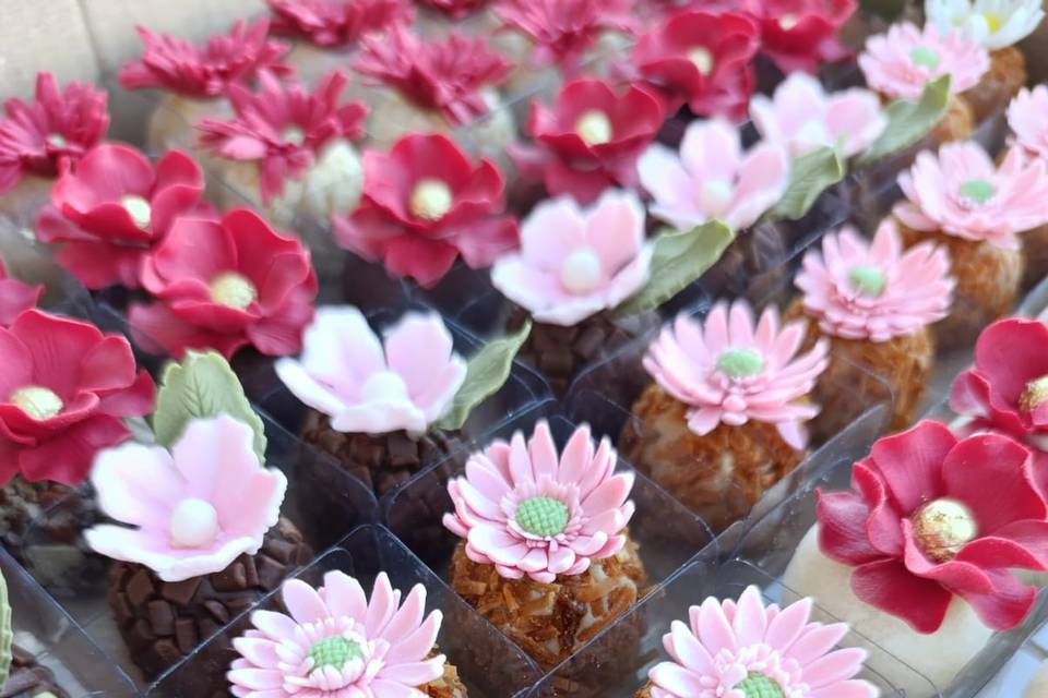 Doces florais variados