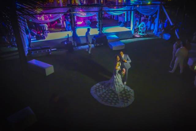 Noivos posando para o drone