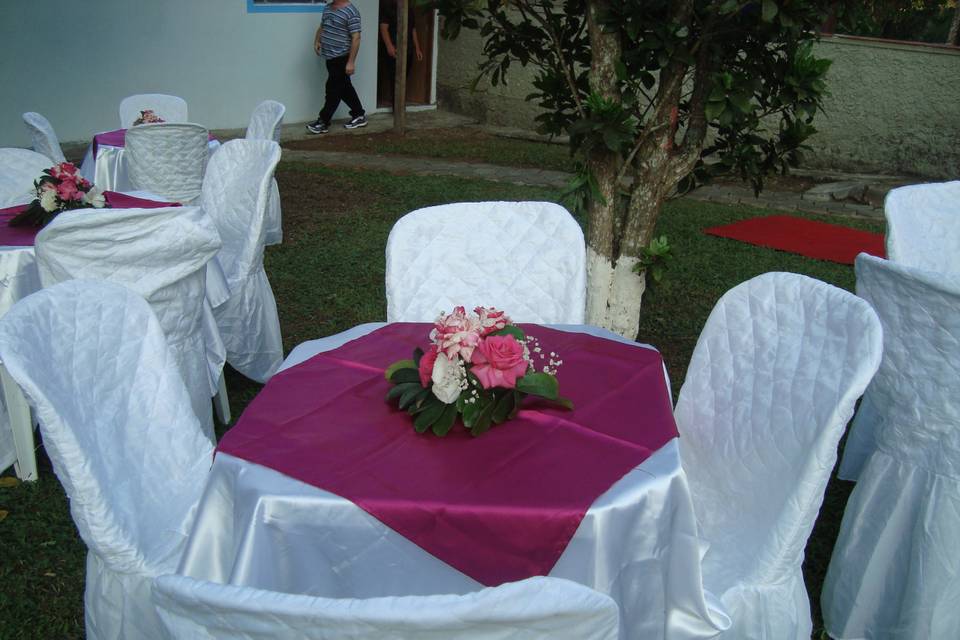 Mesa rosa com branco