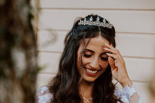 Noiva deslumbrante com buquê de rosas vermelhas em ensaio pré-wedding