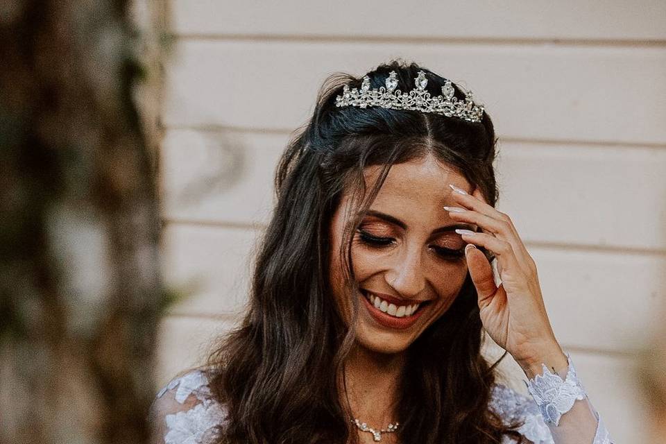 Noiva deslumbrante com buquê de rosas vermelhas em ensaio pré-wedding