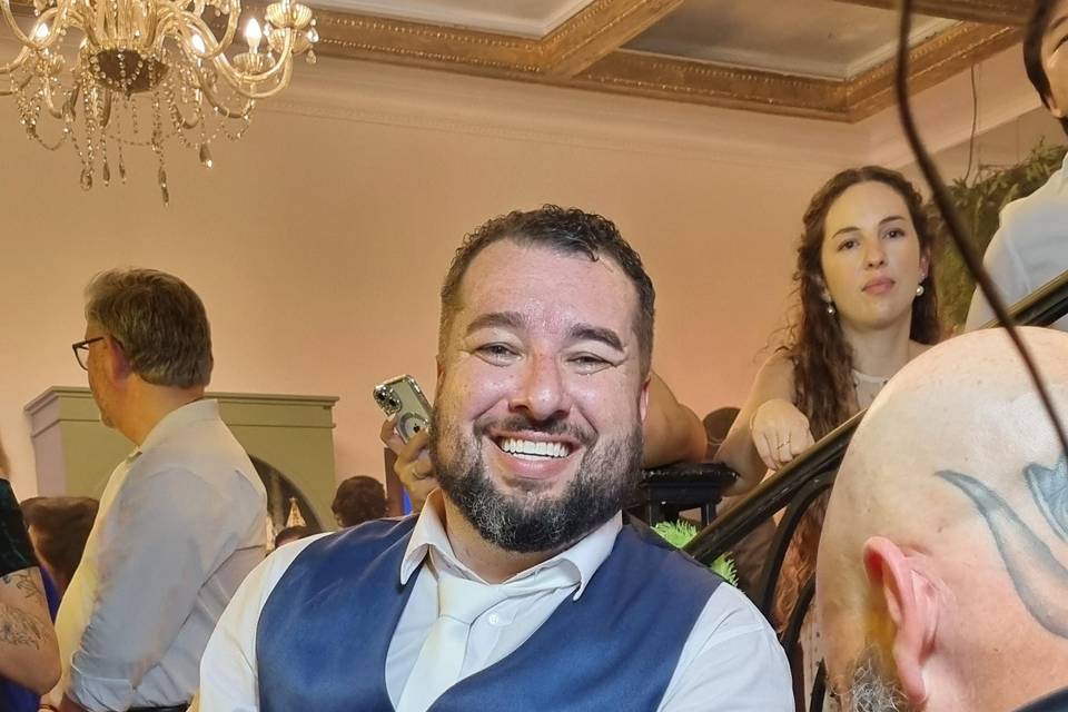 Mais um noivo feliz.