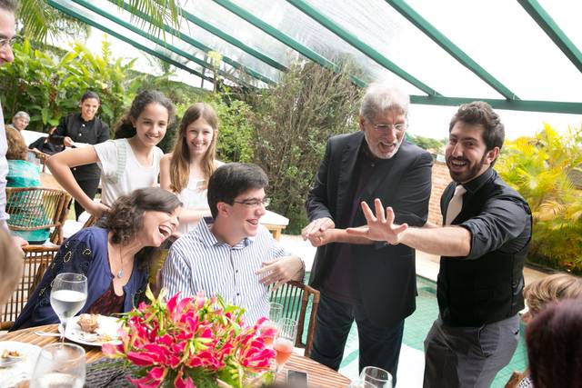 Rafael entretendo os convidado