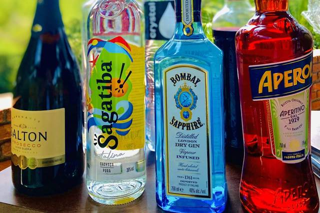 Diversas marcas de bebidas .