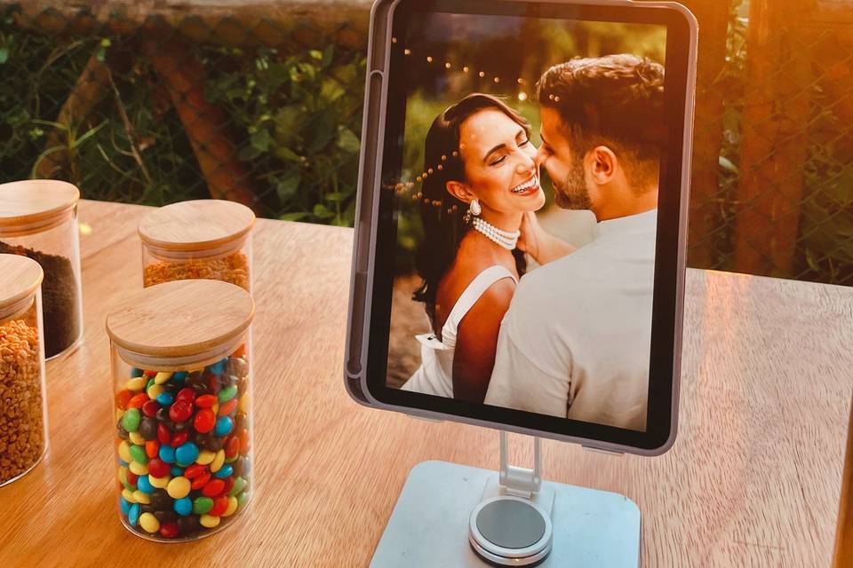 IPad com imagens do casal