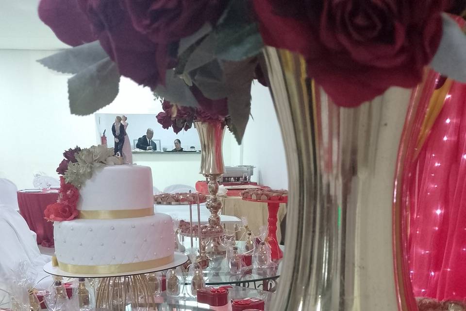 Casamento com bolo e docinhos