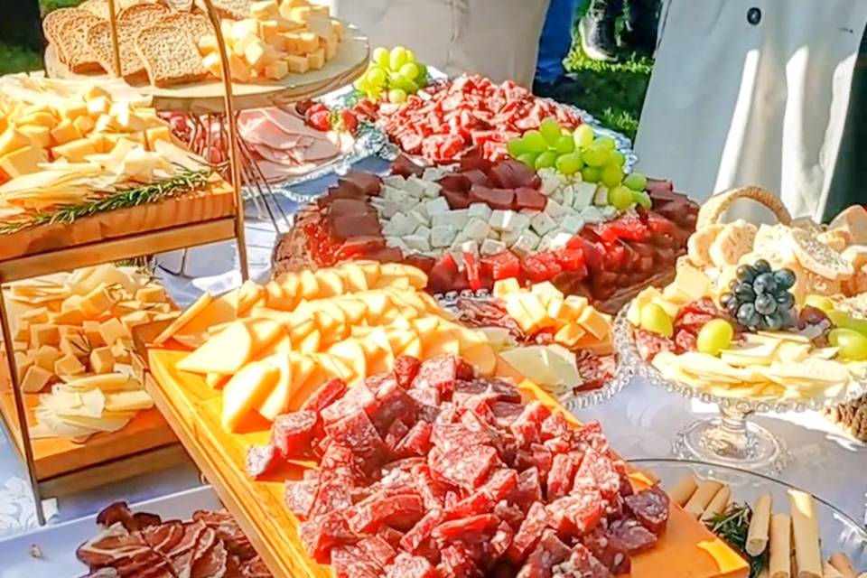 Mesa de antepastos na ceriônia