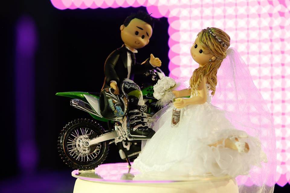 Topo de Bolo Casamento com Noivos em cima da moto. Venda e Locação.